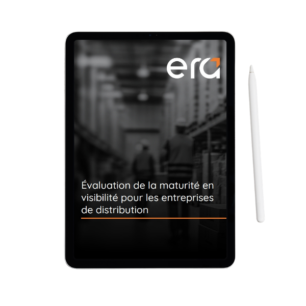 Image de couverture d&rsquo;une tablette affichant le document &laquo; &Eacute;valuation de la maturit&eacute; en visibilit&eacute; pour les entreprises de distribution &raquo;, avec le logo Era et un arri&egrave;re-plan d&rsquo;entrep&ocirc;t flou.